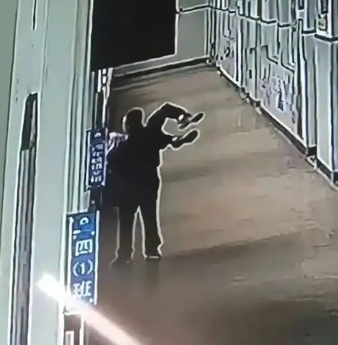 师事件后续：父母把事做绝熊孩子付出代价CQ9电子平台网站报应不爽！瑞安呲水老(图4)